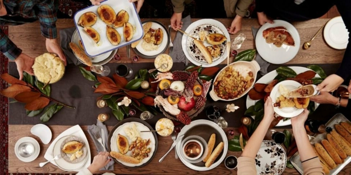 régime méditerrannéen repas avec des amis avec des assiettes sur la table