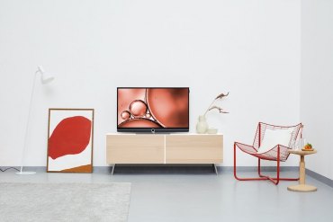 salle de sejour murs gris chaise rouge meuble en bois