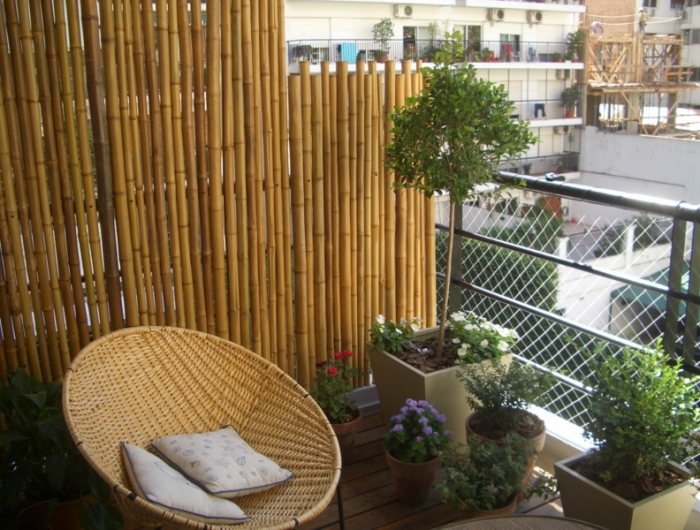separation balcon canisses de bambou pour se cacher des voisins