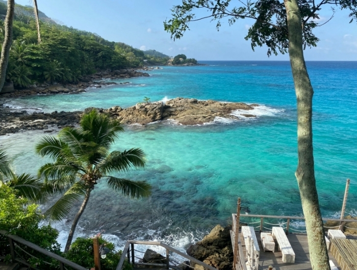 seychelles lieu paradisiaque palmiers vague rochers terrasse bois vacances