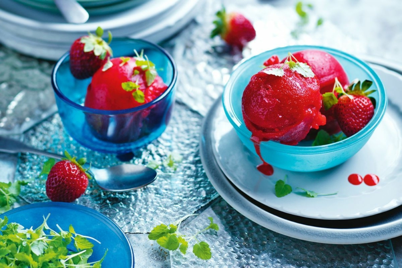 sorbet fraise un sorbet maison de fraise qui est décoré de fraises