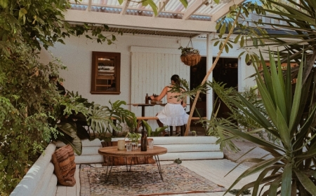 style bohème déco extérieure coussin motifs ethniques meubles bois blanc verdure façade maison blanche
