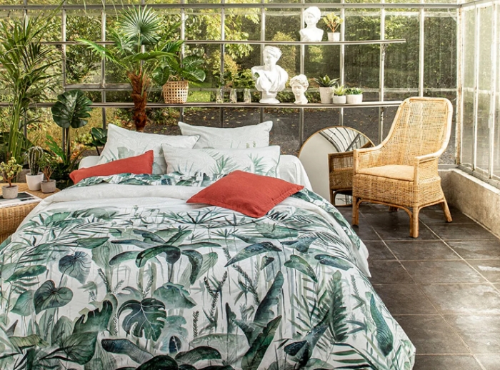 style exotique chambre meubles rotin plantes vertes monstera jungle déco housse couette jacquard