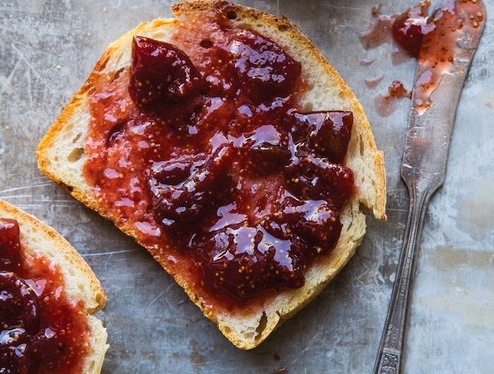 tartine avec de la confiture de figues maison au sucre et jus de citron