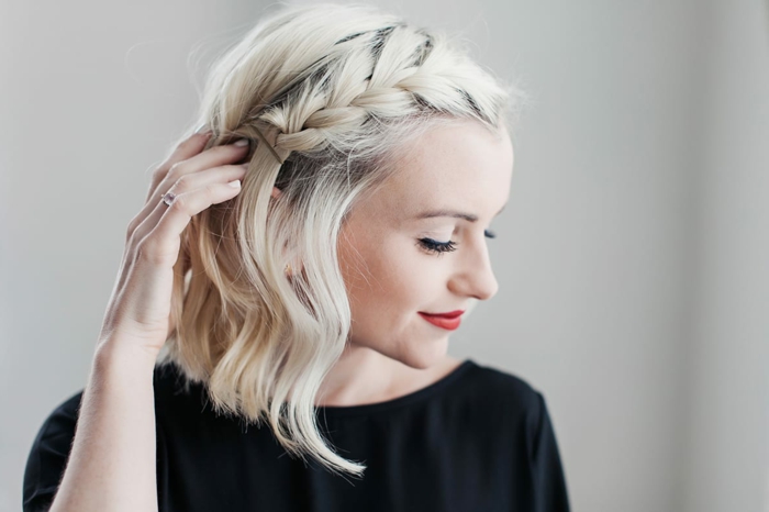 tendance coupe tres courte femme idée de coiffure avec une tresse resized