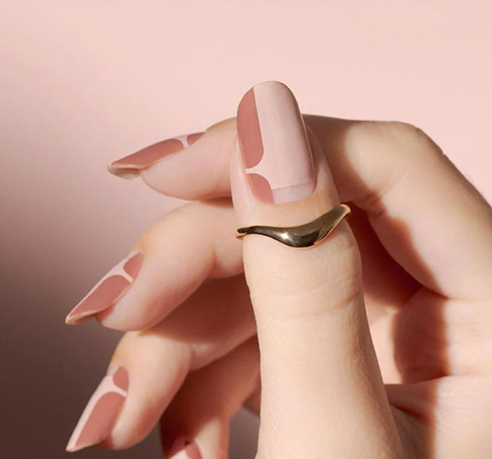 tendances nail art été 2021 vernis nude couleurs beige rose pâle décoration motifs géométriques
