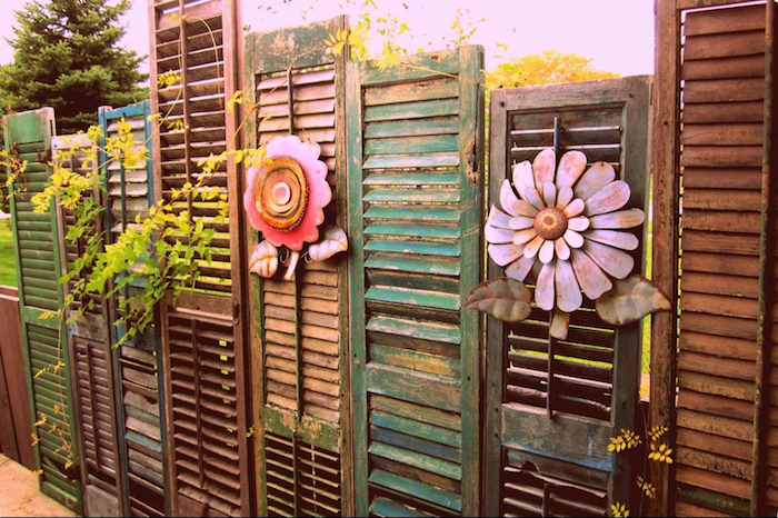 volets de porte et de fenetre recyclées bois vrut décorés de fleurs artificielles