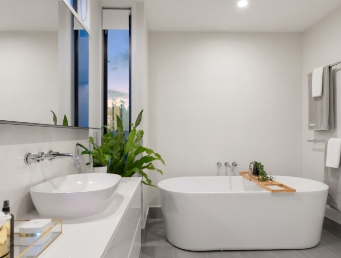 agencement salle de bains avec baignoire autoportante blanche