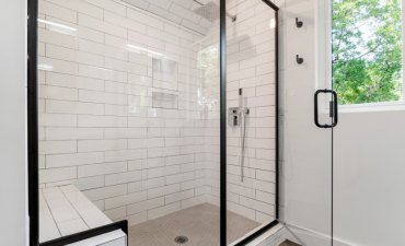 aménagement salle de bains cabine de douche carrelage blanc