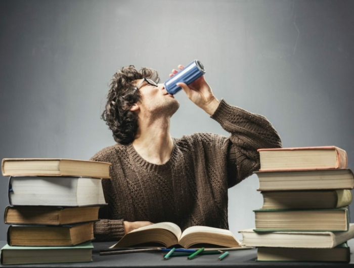 boisson energisante maison un étudiant qui boit boisson énergisante