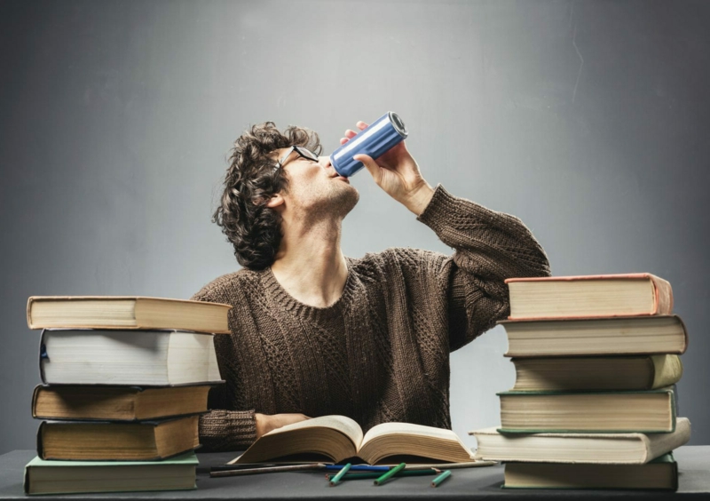 boisson energisante maison un étudiant qui boit boisson énergisante
