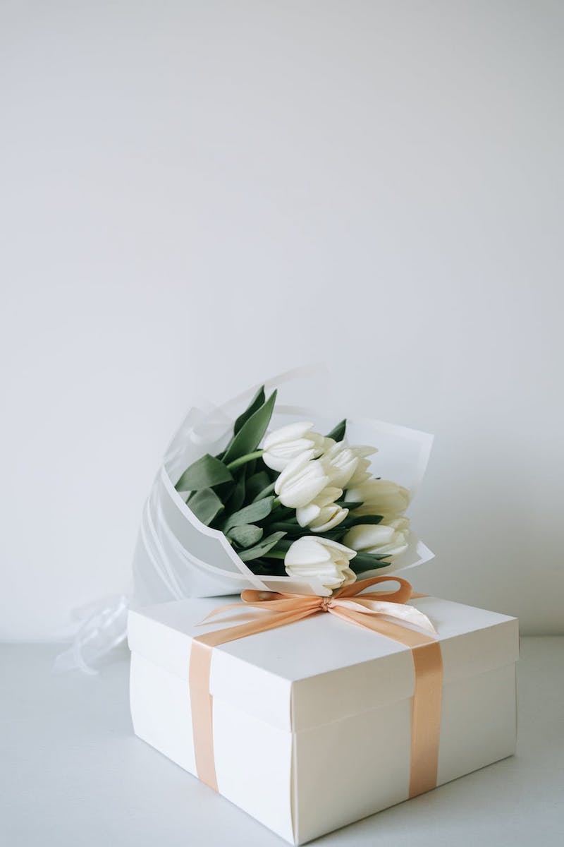 cadeau de mariage insolite en boîte blanche et bouquet