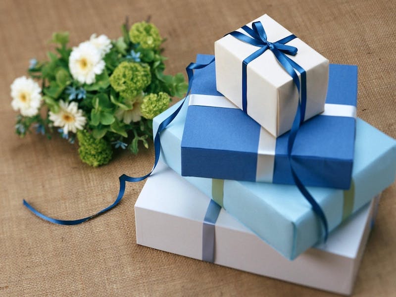 cadeaux de mariage quatre boîtes emballées en bleu et blanc