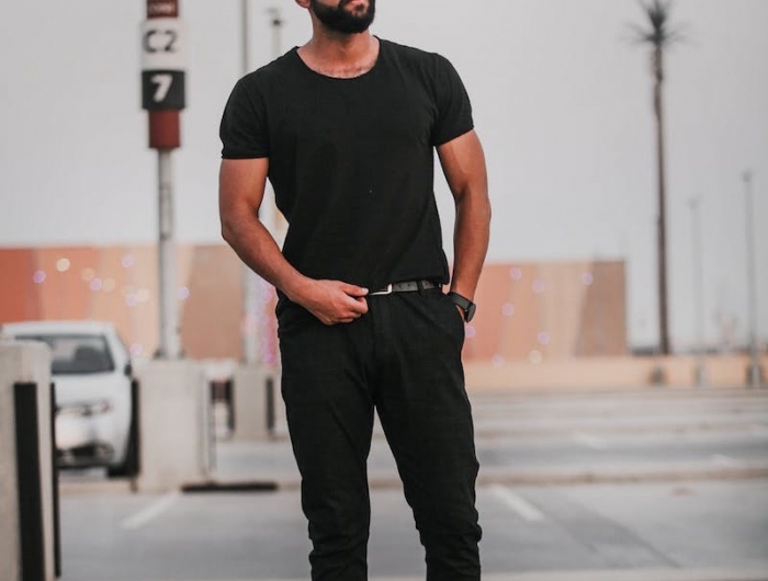 casual chic outfits with sneakers man dressed in black