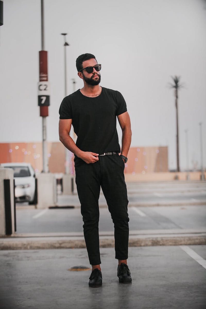casual chic outfits with sneakers man dressed in black