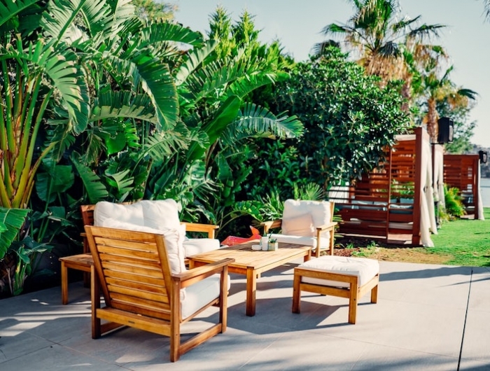 chaises de jardin coussins blancs plantes de jardin vertes