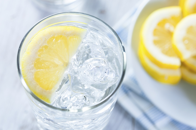 citron bienfaits un verre d eau avec une tranche de citron et des glaçons