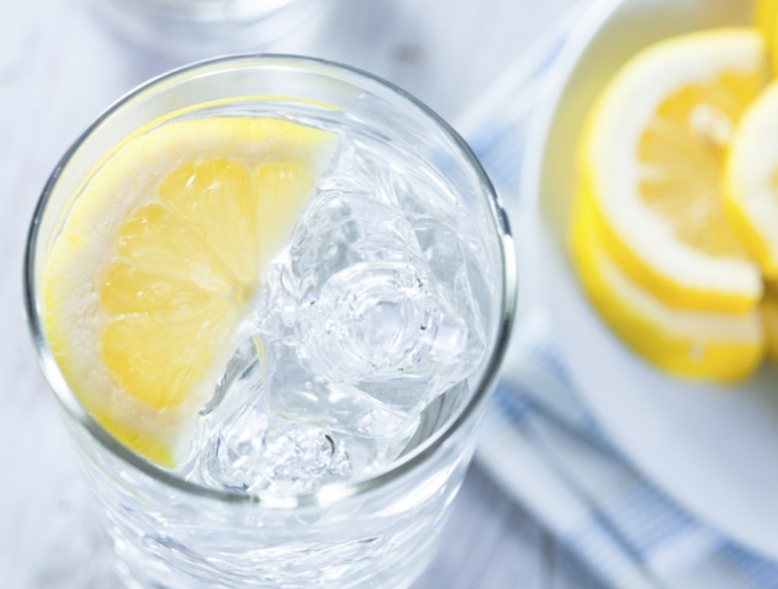 citron bienfaits un verre d eau avec une tranche de citron et des glaçons