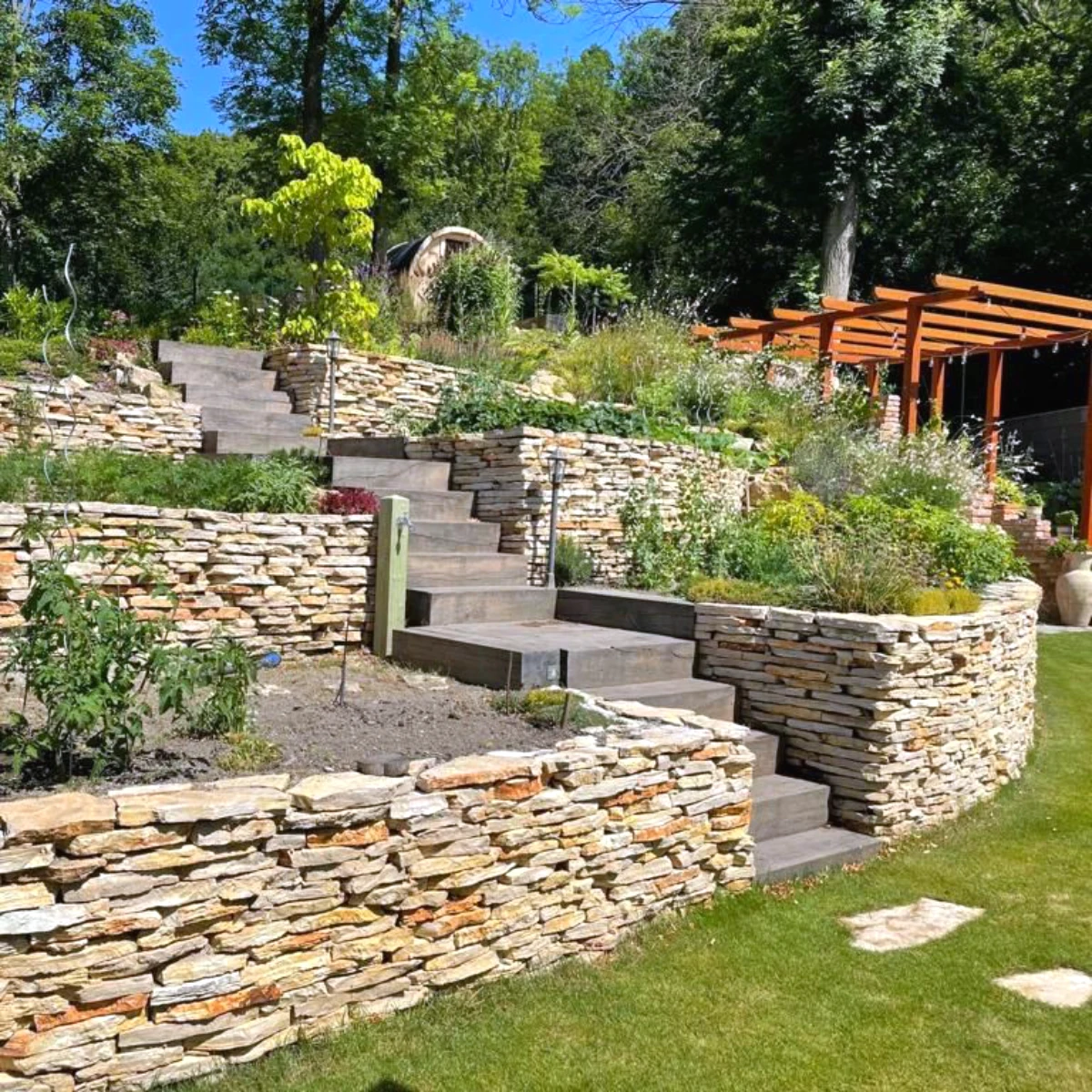 comment creer un jardin en pente escalier en beton terrasse en pierres