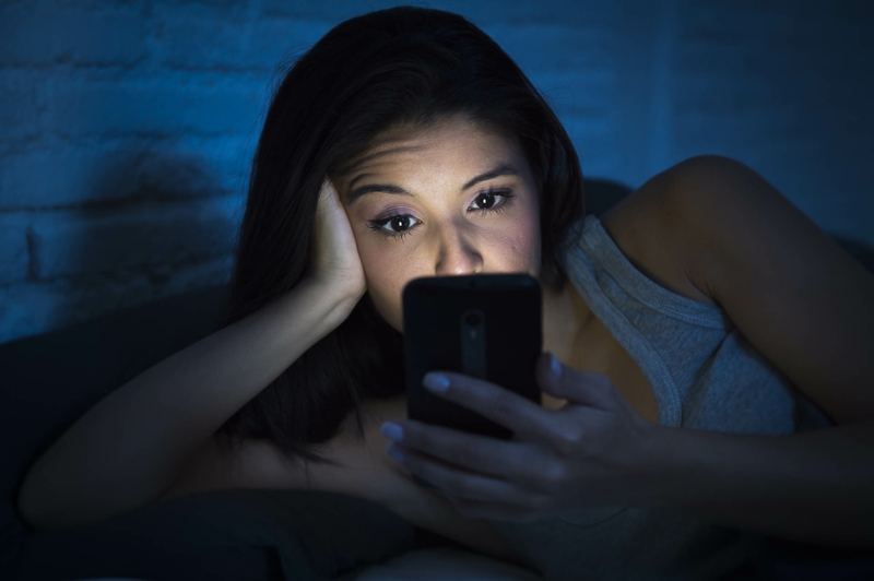 comment dormir profondément une fille qui utilise son portable avant de dormir