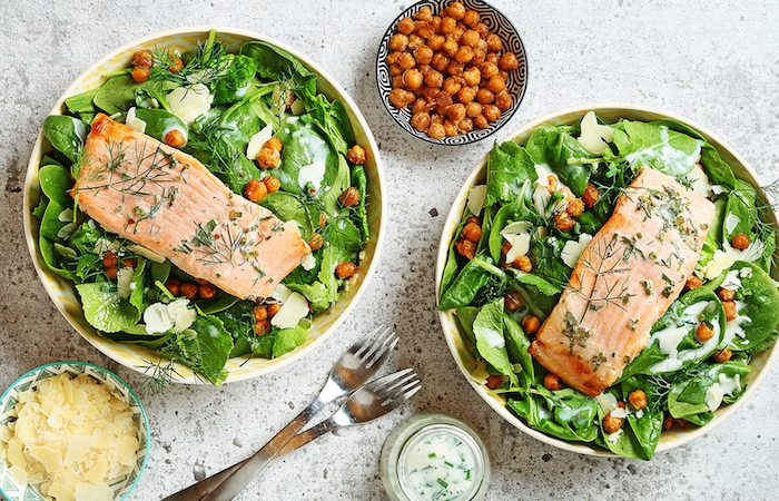 comment manger pois chiche en salade verte avec du saumon