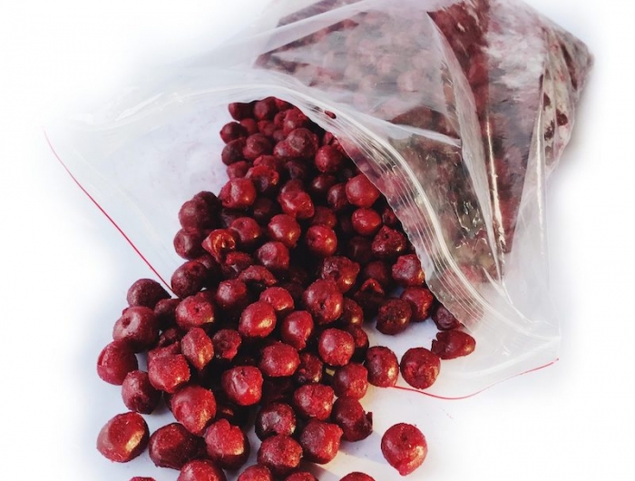 congeler des cerises dans des sacs en plastique