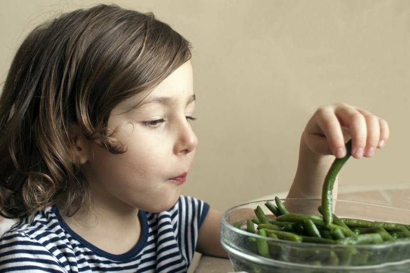 congeler des haricots verts un enfant mange des haricots verts