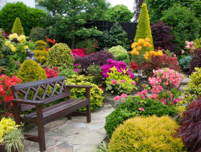 conseil jardinage un très beau jardin multicolore et une banque