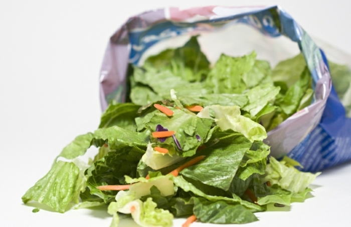 conservation salade en sachet feuilles vertes qui sortent d un sachet