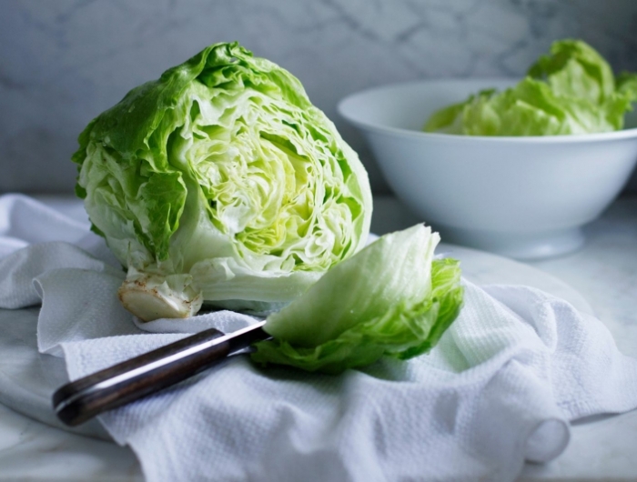 conserver salade laitue iceberg vert clair dans un bol