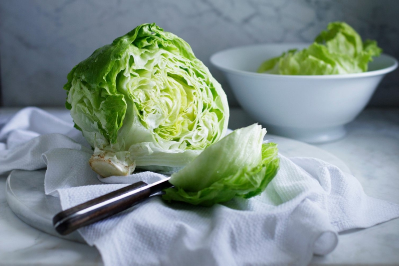 conserver salade laitue iceberg vert clair dans un bol