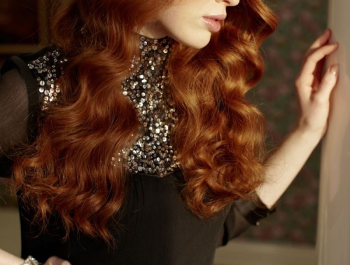 couleur auburn cheveux femme en robe de soirée noire
