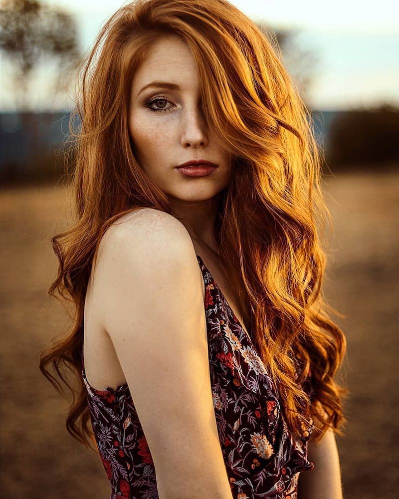 couleur cuivré cheveux femme en robe fleurie au teint pale
