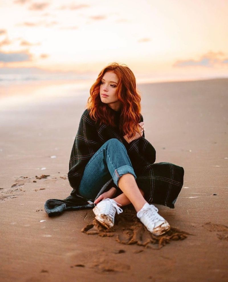 couleur de cheveux cuivré femme à la plage en tenue d automne