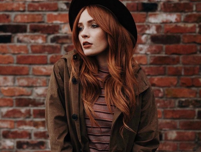 couleur roux cuivré femme au style casual avec chapeau à bord