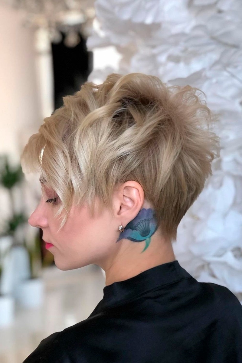 Short curly pixie haircut that accentuates the layered blonde