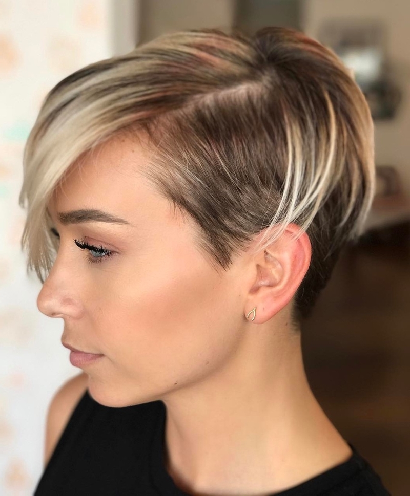 coupe de cheveux court femme méches coloration tendance blond cendré