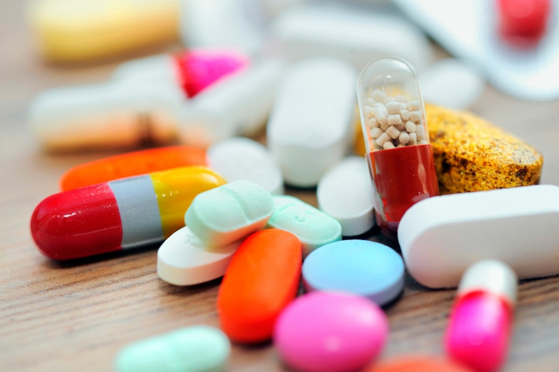 crampe orteil médicaments en pilules en couleurs différentes