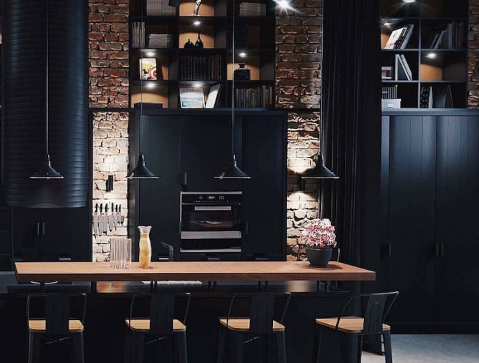 cuisine style industriel en noir et bois chaises en métal noir