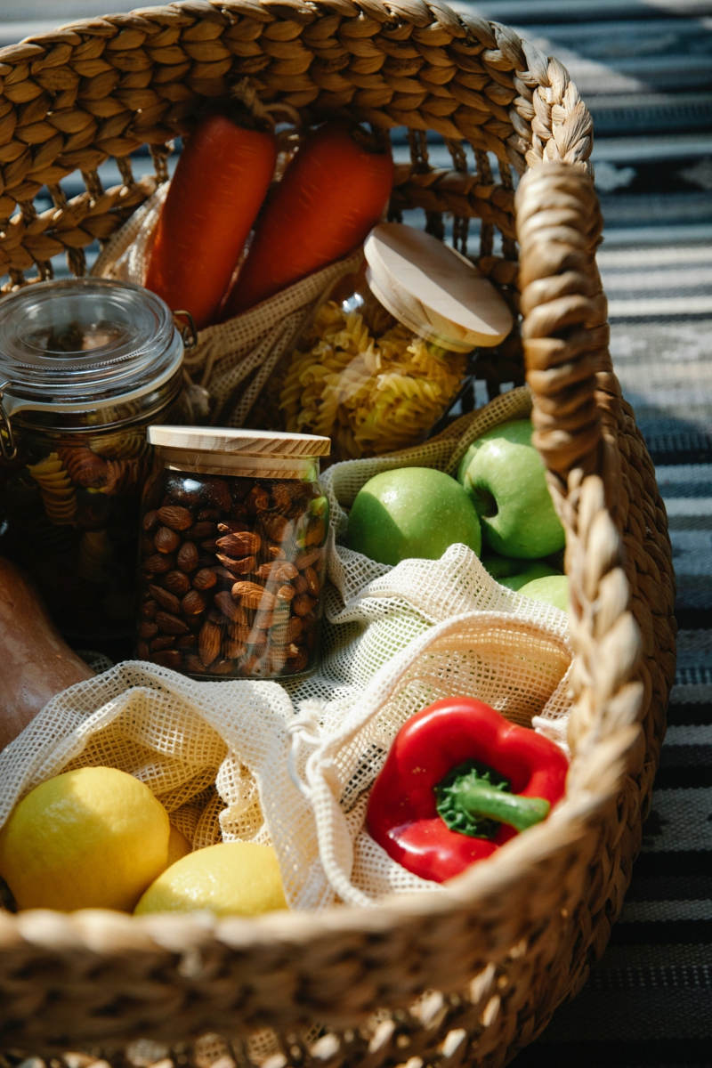 decoration plateau de charcuterie des fruits et des légumes dans un panier