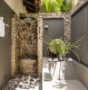 design extérieur aménagement salle de bain exterieur en pierre sur mur façade maison alimentation eau chaude douche jardin