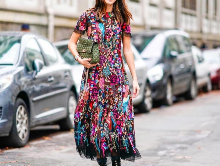 différent style vestimentaire femme en robe multicolore avec bottines