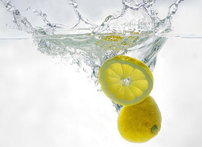 eau citron des citrons qui plongent dans de l eau