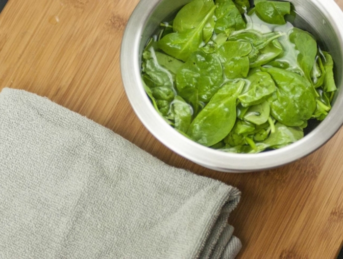 essorer salade sans essoreuse feuilles vertes dans un bol et une serviette