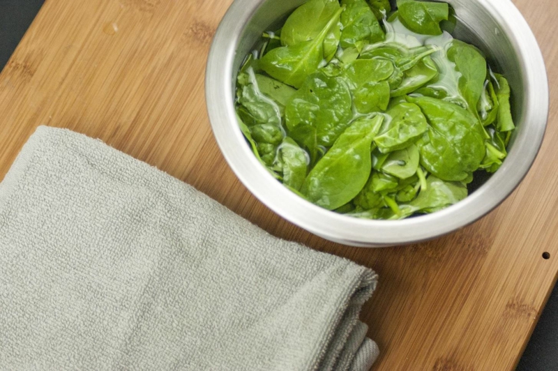 essorer salade sans essoreuse feuilles vertes dans un bol et une serviette