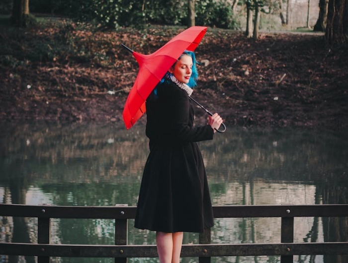 exemple de pluie rouge femme avec manteau noir comment s habiller quand il pleut