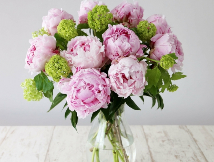 exposition pivoine un bouquet de pivoines roses sur la table