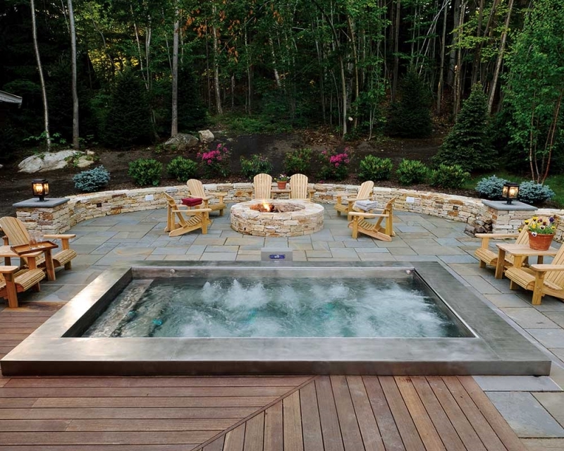idée aménagement extérieur avec bassin eau chaude terrasse bois