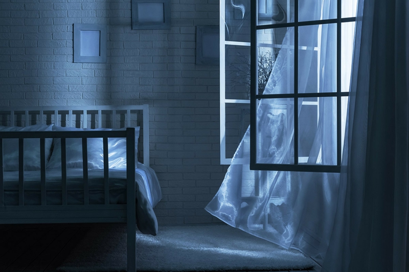 insomnie totale une chambre avec une fenêtre ouverte pendant la nuit