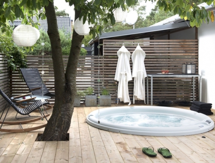 installation spa enterré terrasse en bois transats métal arbre jardin